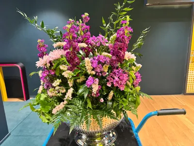 Blumengesteck Violette Pracht in Silberschale